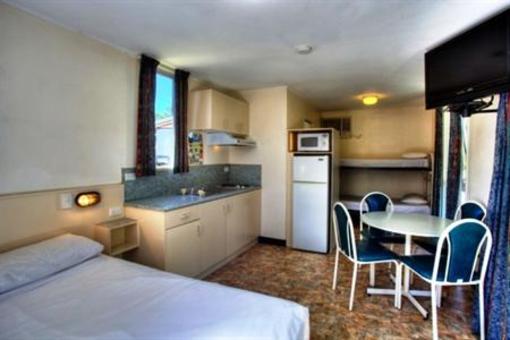 фото отеля Discovery Holiday Parks Cabins Lake Maraboon Emerald Gindie