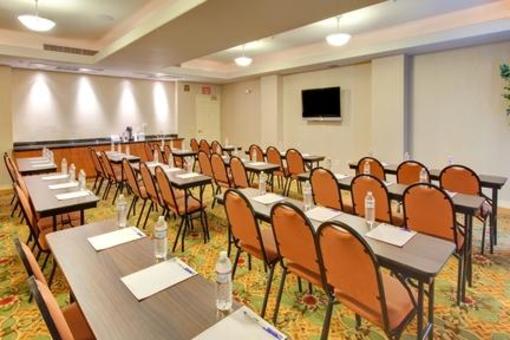 фото отеля Holiday Inn Express Hotel & Suites Porterville