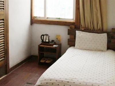 фото отеля Four Eyes Backpackers International Youth Hostel
