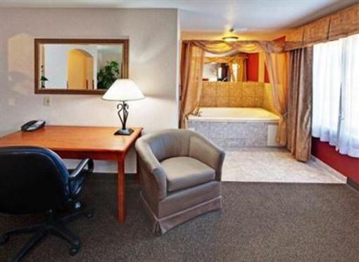 фото отеля Holiday Inn Express Hotel & Suites Aberdeen (South Dakota)