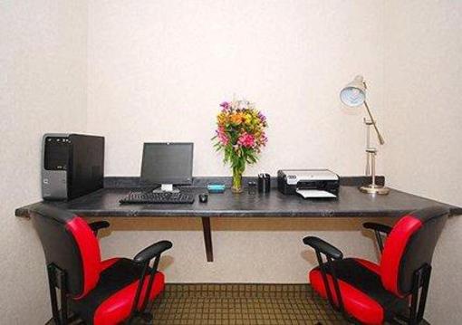 фото отеля Quality Suites Stratford