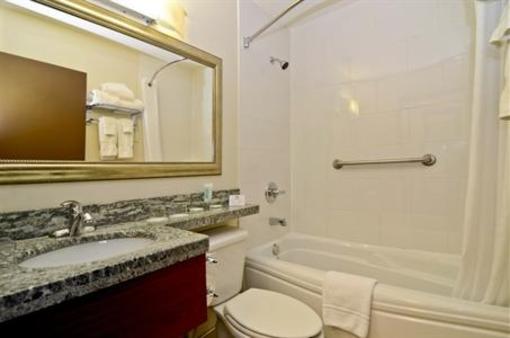 фото отеля BEST WESTERN PLUS Chocolate Lake Hotel