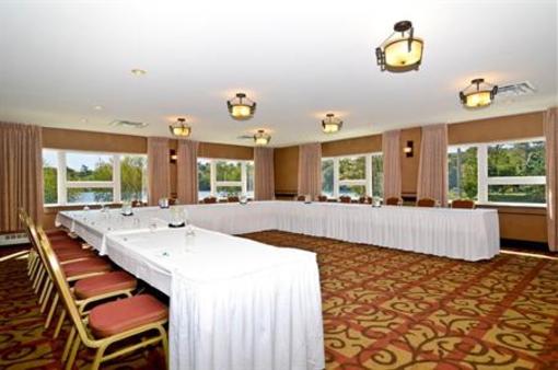 фото отеля BEST WESTERN PLUS Chocolate Lake Hotel