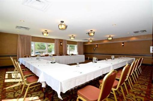 фото отеля BEST WESTERN PLUS Chocolate Lake Hotel