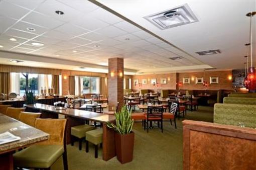 фото отеля BEST WESTERN PLUS Chocolate Lake Hotel