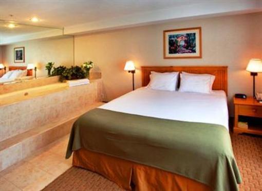 фото отеля Holiday Inn Express Costa Mesa