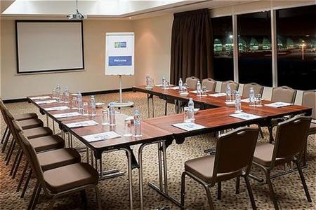 фото отеля Holiday Inn Express Dubai Airport