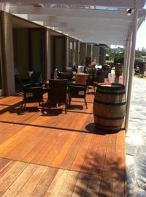 фото отеля Waters Edge Boutique Hotel