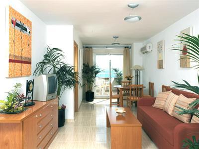 фото отеля Apartamentos Turisticos Segunda Linea De Playa