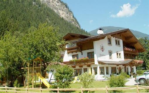 фото отеля Schneeberger Gastehaus Mayrhofen