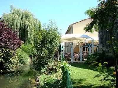 фото отеля Logis Auberge Du Cheval Blanc et Le Clovis
