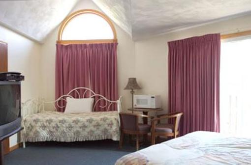 фото отеля The Sea Breeze Inn Middletown (Rhode Island)