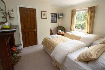 фото отеля Gatwick Grove Guest House Copthorne Crawley