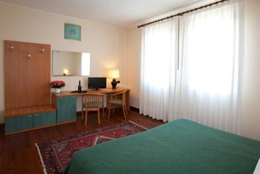 фото отеля Valbrenta Hotel Limena
