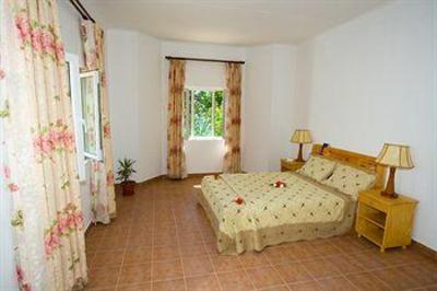 фото отеля Reef Holiday Apartments Mahe