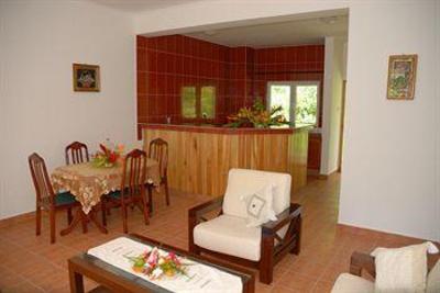 фото отеля Reef Holiday Apartments Mahe