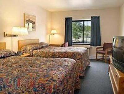 фото отеля Ramada Limited Hotel Waukesha