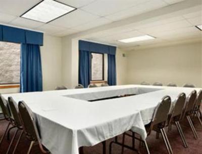 фото отеля Ramada Limited Hotel Waukesha
