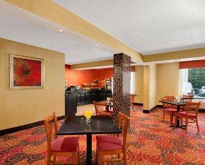 фото отеля Baymont Inn and Suites Charlotte-Airport