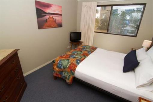 фото отеля Burleigh On The Beach Apartments Gold Coast