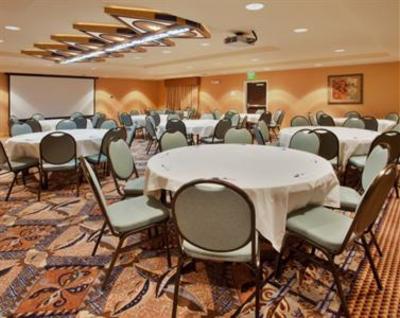 фото отеля Holiday Inn Express Hotel & Suites Sacramento NE Cal Expo
