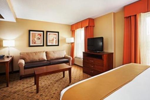 фото отеля Holiday Inn Express Hotel & Suites Huntersville-Birkdale