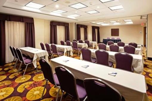фото отеля Holiday Inn Express Hotel & Suites Huntersville-Birkdale