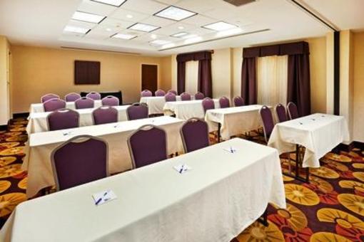 фото отеля Holiday Inn Express Hotel & Suites Huntersville-Birkdale
