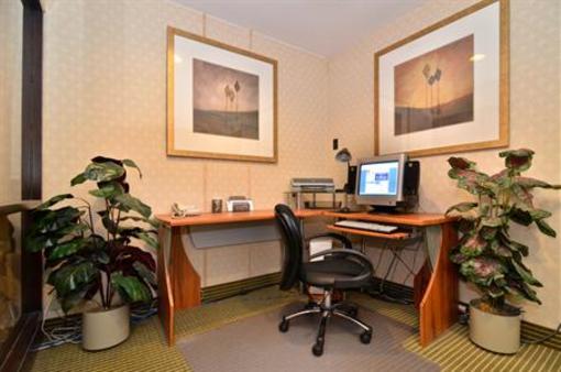 фото отеля BEST WESTERN Renfrew Inn & Conference Centre