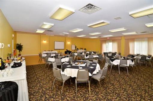 фото отеля BEST WESTERN Renfrew Inn & Conference Centre