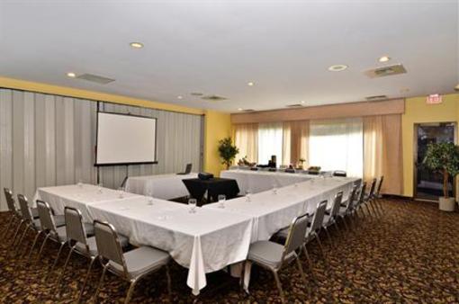 фото отеля BEST WESTERN Renfrew Inn & Conference Centre