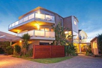 фото отеля Whitesbeach Guesthouse