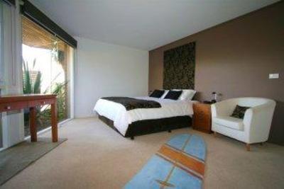 фото отеля Whitesbeach Guesthouse