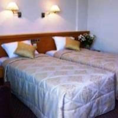 фото отеля Mackenzie Beach Hotel & Apartments