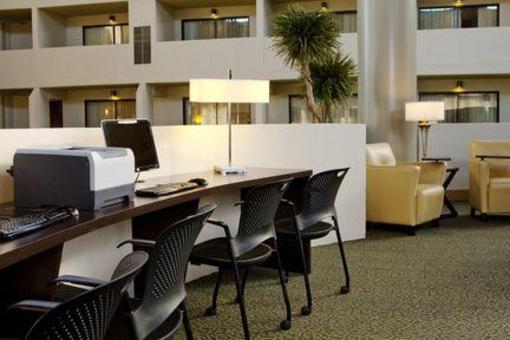 фото отеля Crowne Plaza Indianapolis Airport