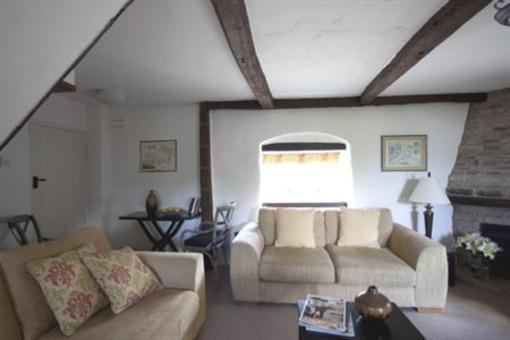 фото отеля Tudor Farmhouse Hotel