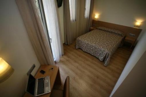 фото отеля Hostal Rambla