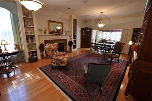 фото отеля East Hills Bed and Breakfast Inn