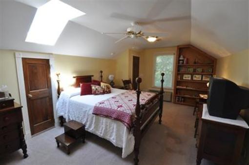 фото отеля East Hills Bed and Breakfast Inn