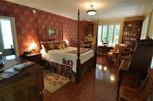 фото отеля East Hills Bed and Breakfast Inn