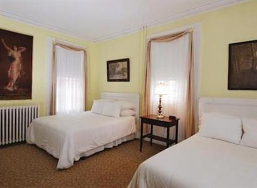 фото отеля Yankee Peddler Inn