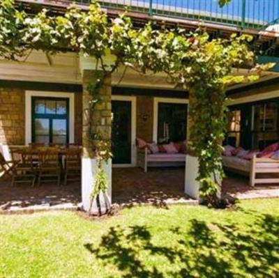 фото отеля Poplar Tree Lodge