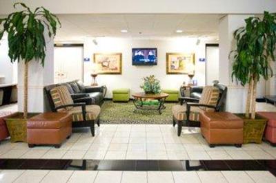 фото отеля Baymont Inn and Suites Tampa Near Busch Gardens USF