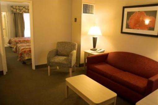 фото отеля Baymont Inn and Suites Tampa Near Busch Gardens USF