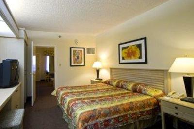 фото отеля Baymont Inn and Suites Tampa Near Busch Gardens USF
