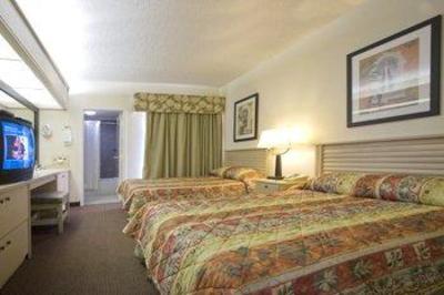 фото отеля Baymont Inn and Suites Tampa Near Busch Gardens USF