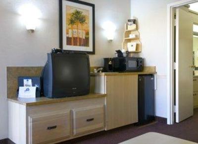 фото отеля Baymont Inn and Suites Tampa Near Busch Gardens USF
