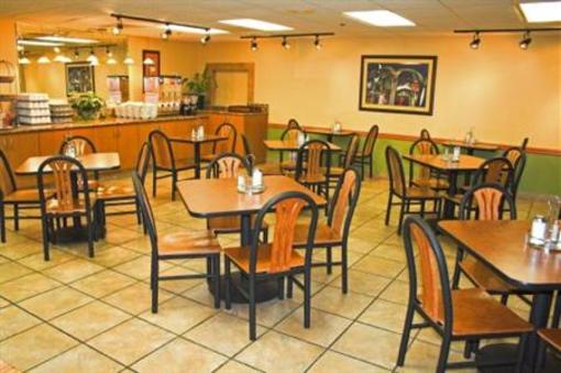 фото отеля Baymont Inn and Suites Tampa Near Busch Gardens USF