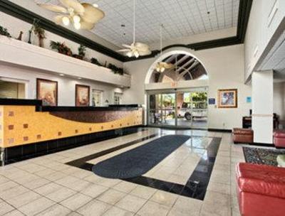 фото отеля Baymont Inn and Suites Tampa Near Busch Gardens USF