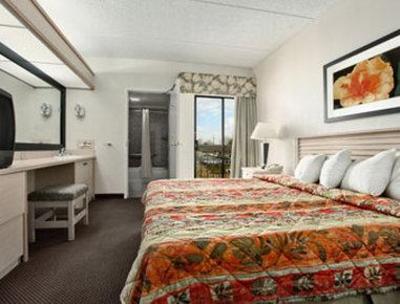 фото отеля Baymont Inn and Suites Tampa Near Busch Gardens USF
